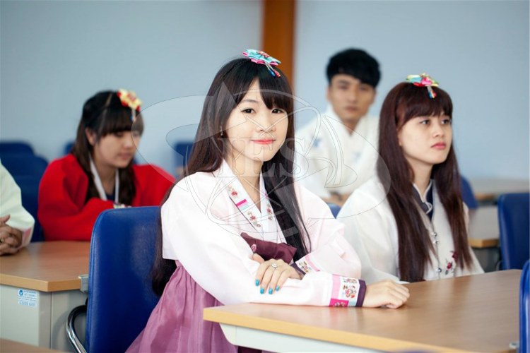 Vì Sao Nhiều Người Chọn Tự Học Tiếng Hàn Tại Nhà?